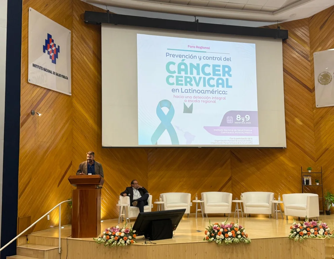 Un investigador del grupo GReCS, en el foro regional de prevención y control del cáncer cervical en Latinoamérica