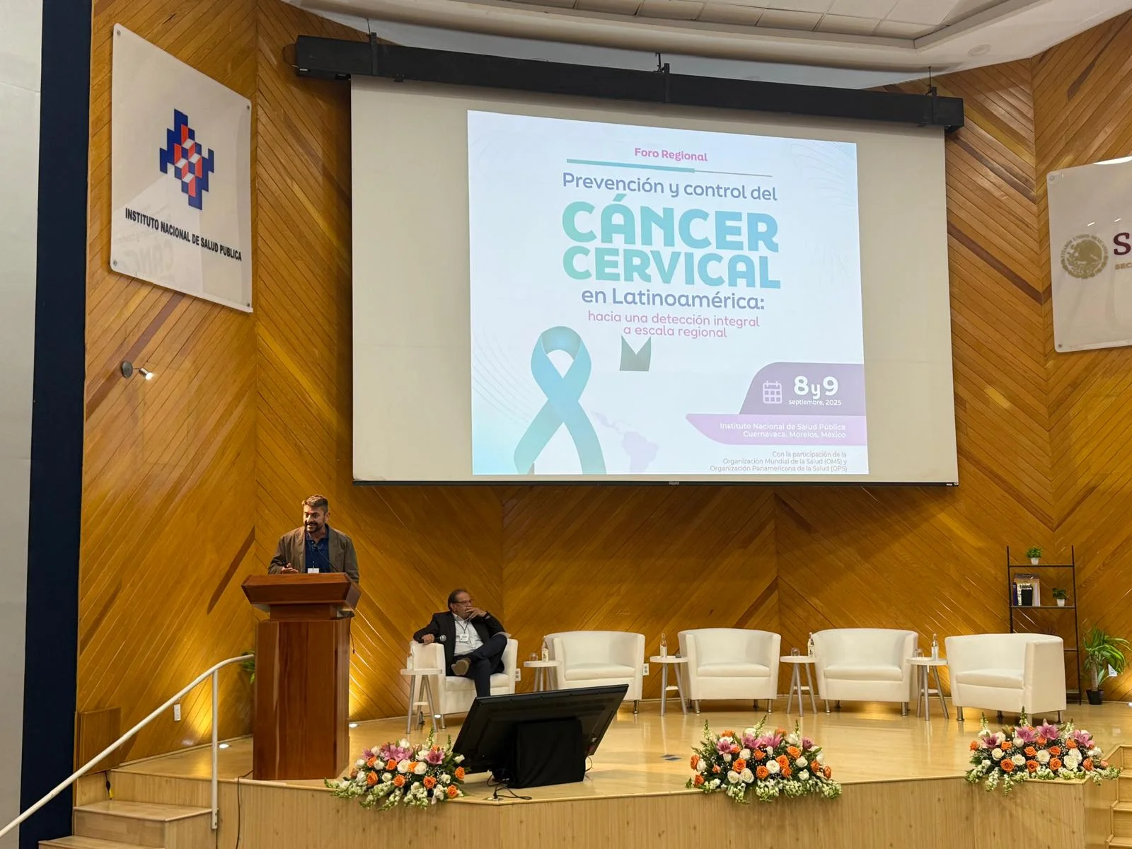 Un investigador del grupo GReCS, en el foro regional de prevención y control del cáncer cervical en Latinoamérica