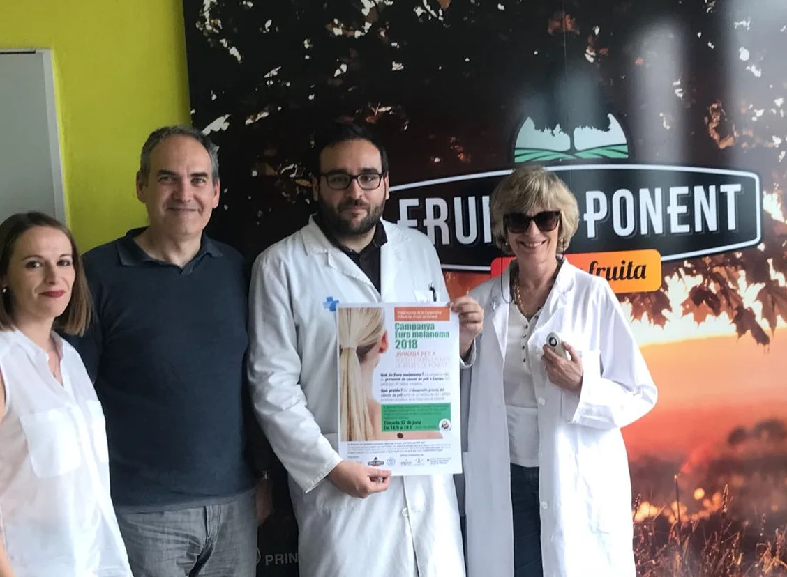 Dermatólogos de Lleida hacen revisiones de manera gratuita a socios y trabajadores de Fruits de Ponent para prevenir el cáncer de piel