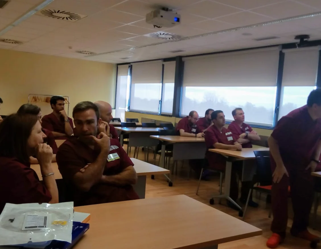 Deu professionals de medicina i d’infermeria especialistes en obstetrícia i ginecologia es formen en anatomia de la pelvis i reparació del perineu al centre CREBA