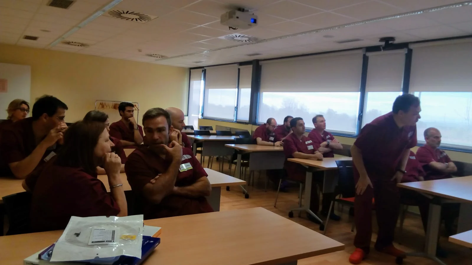 Deu professionals de medicina i d’infermeria especialistes en obstetrícia i ginecologia es formen en anatomia de la pelvis i reparació del perineu al centre CREBA