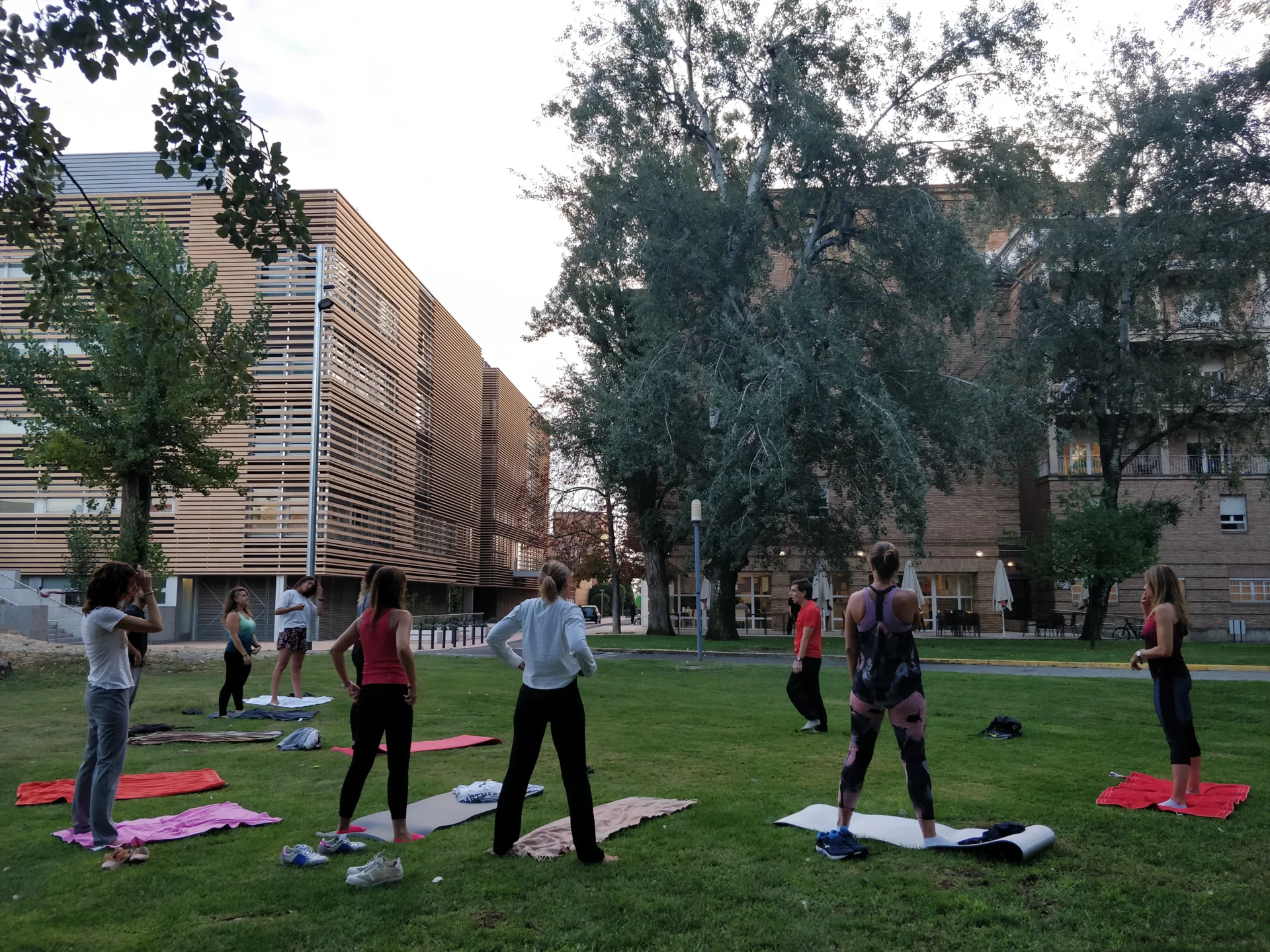 El IRBLleida se adhiere a la Semana Europea de la Movilidad con una sesión de yoga y estiramientos y una caminata saludable