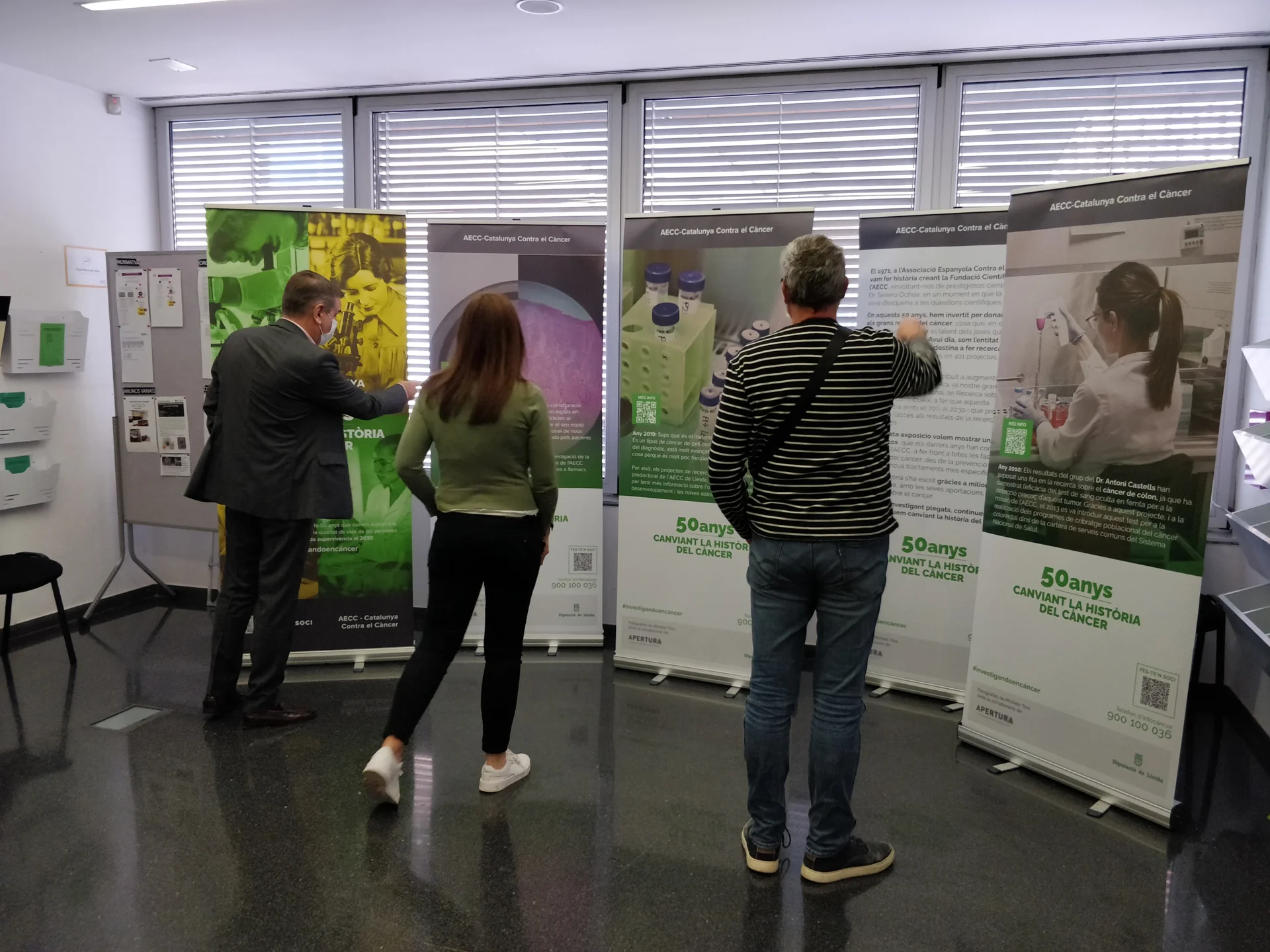 The IRBLleida hosts the AECC exhibition '50 years changing the history of cancer'