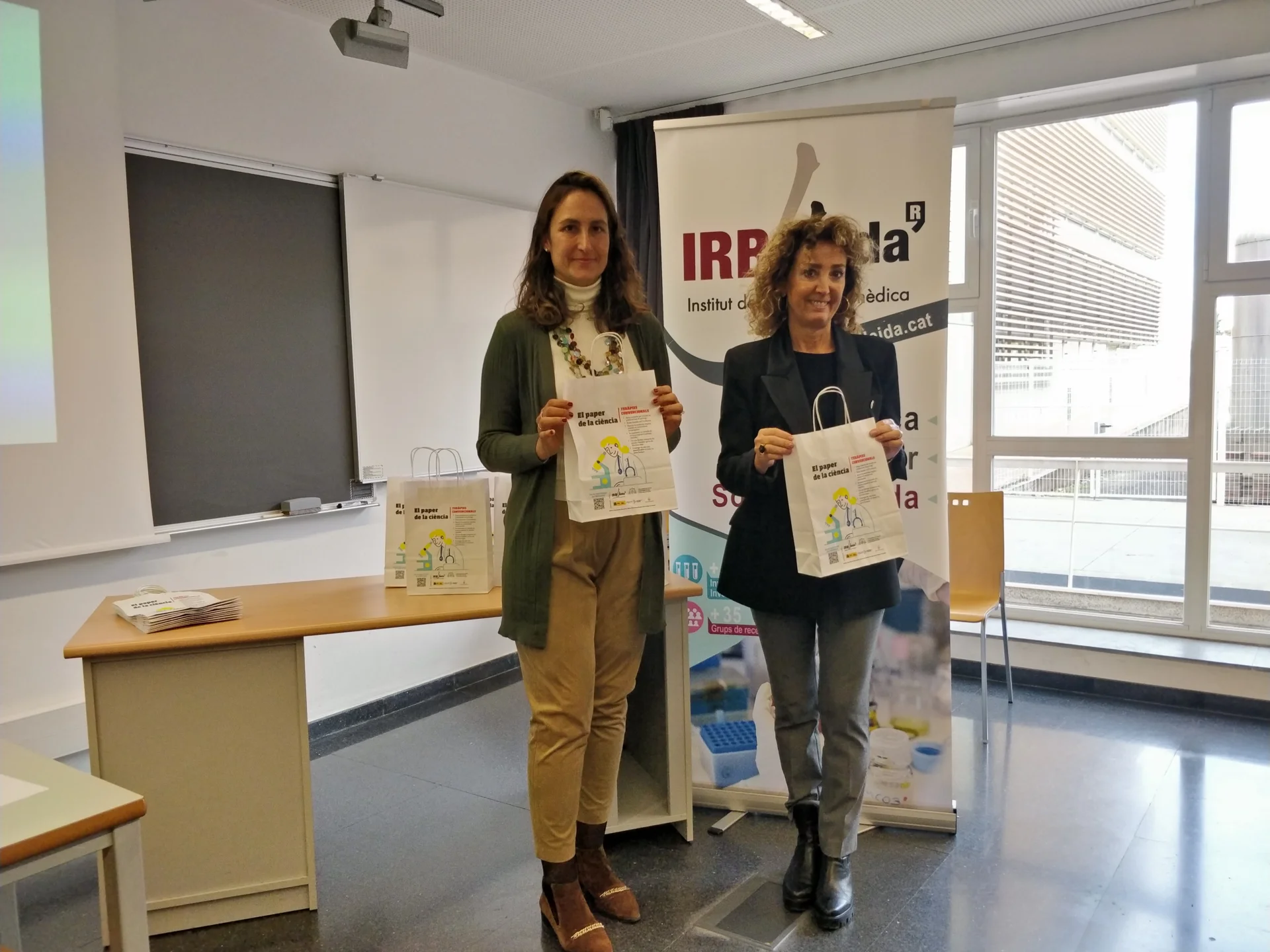 The IRBLleida, the Paeria de Lleida and Lleida's traders' organisations collaborate with the distribution of 6,250 bags to disseminate the role of science