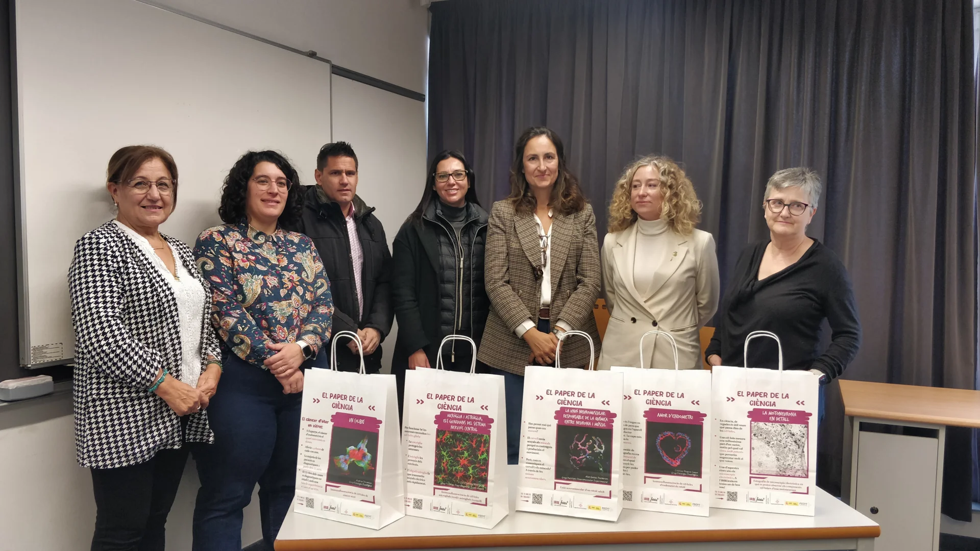 The IRBLleida, the Paeria de Lleida and Lleida's traders' organisations collaborate with the distribution of 5,000 bags to disseminate the role of science