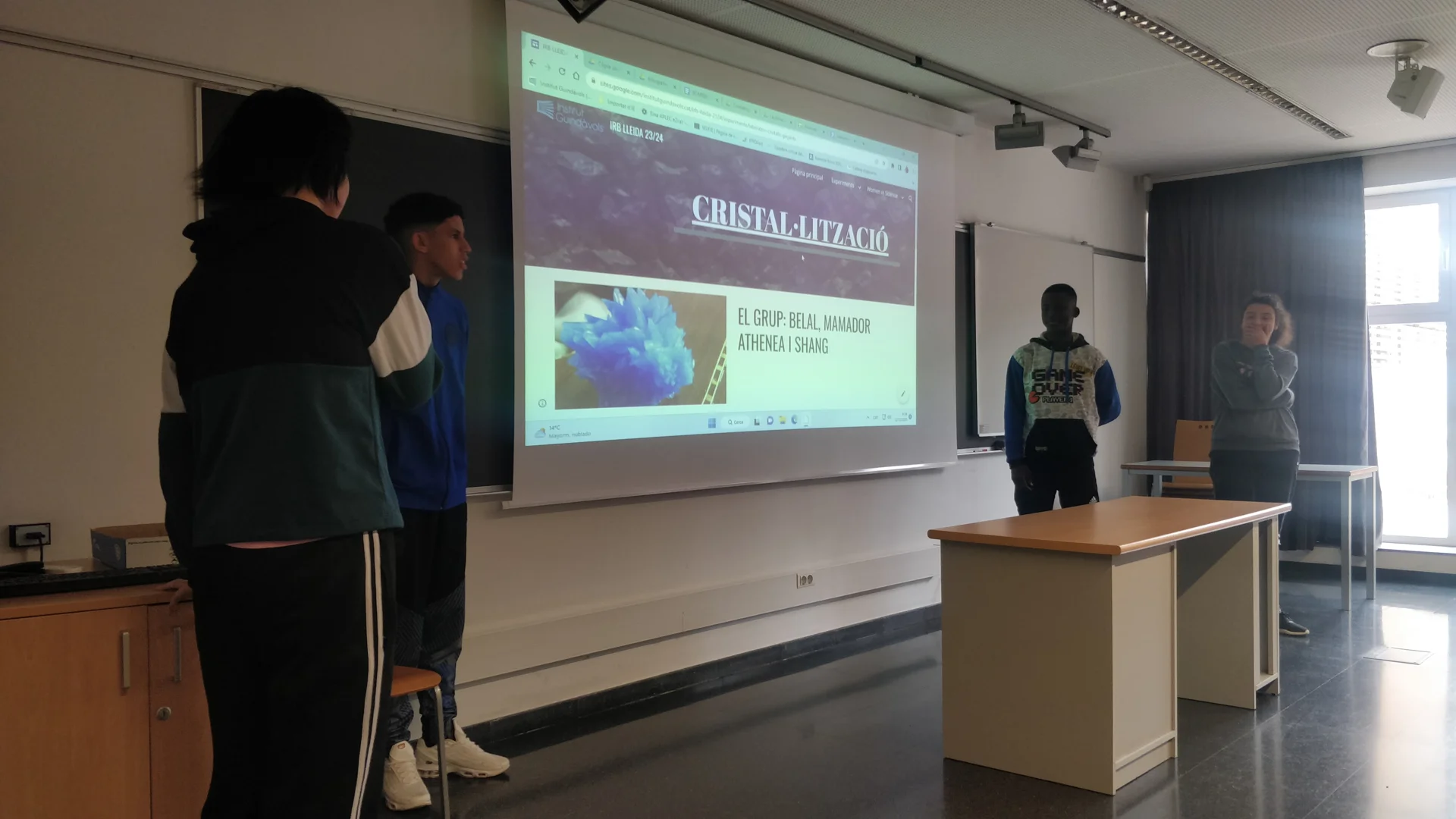 Students from Guindàvols Secondary School in Lleida present the results of the 'CiènciArt Ponent' project at IRBLleida