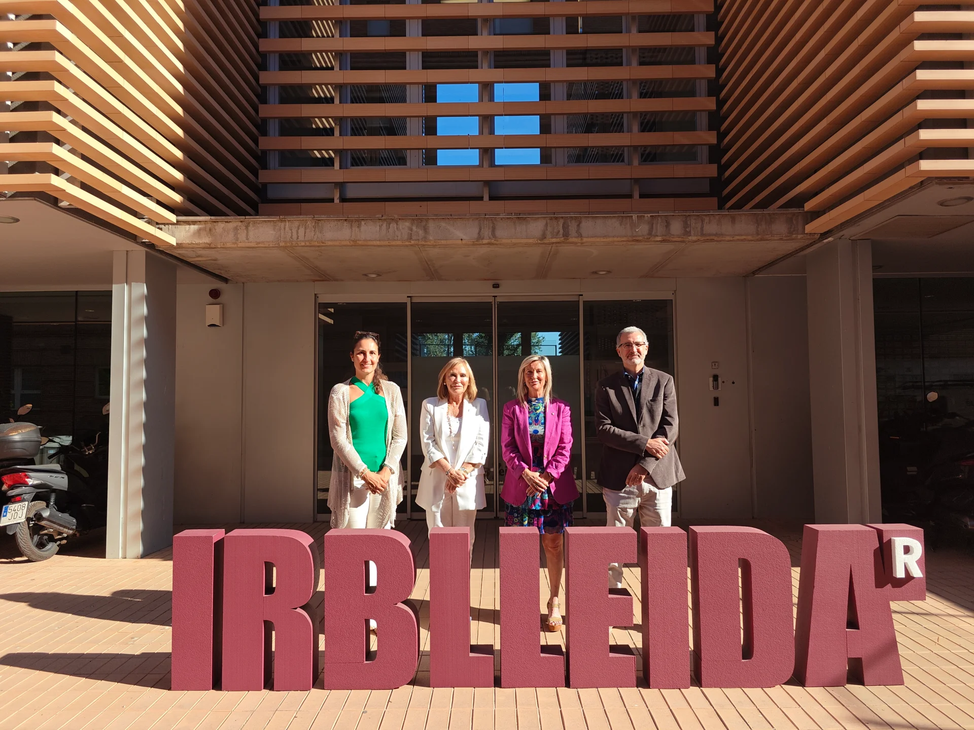 La Regidora de Persones grans, Salut i Consum, Anna Miranda Torres, i la diputada, Judit Alcalá González, a l'IRBLleida