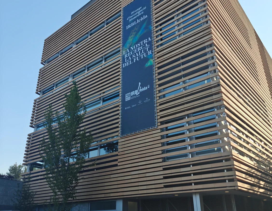 L’IRBLleida inicia les celebracions del seu 20è aniversari amb la instal·lació de dues lones a l’edifici Biomedicina
