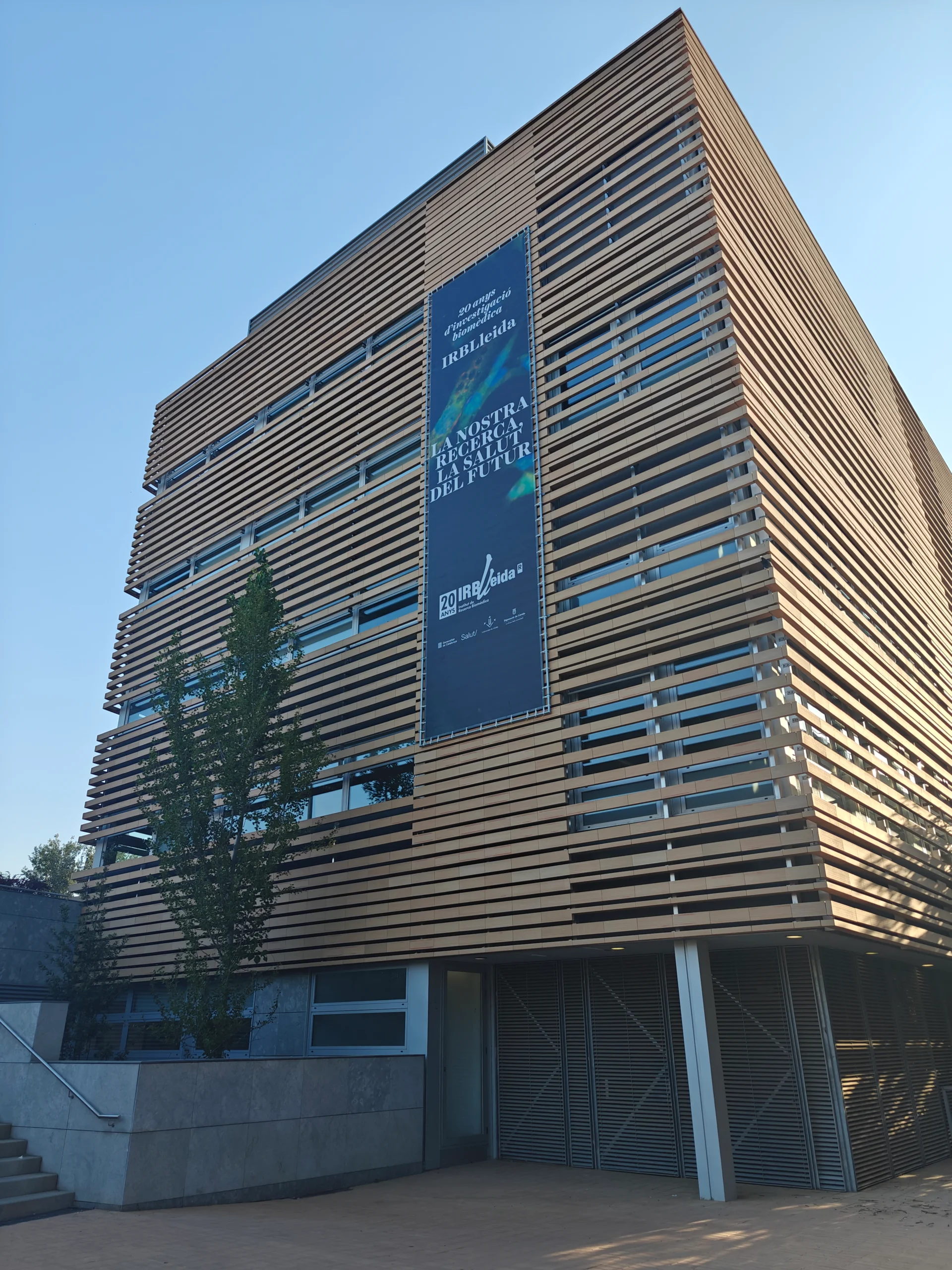 L’IRBLleida inicia les celebracions del seu 20è aniversari amb la instal·lació de dues lones a l’edifici Biomedicina