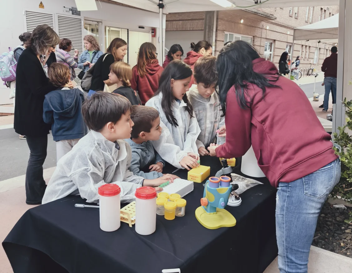 700 persones participen en la Nit de la Recerca 2024 de l’IRBLleida en visites guiades, xerrades i tallers