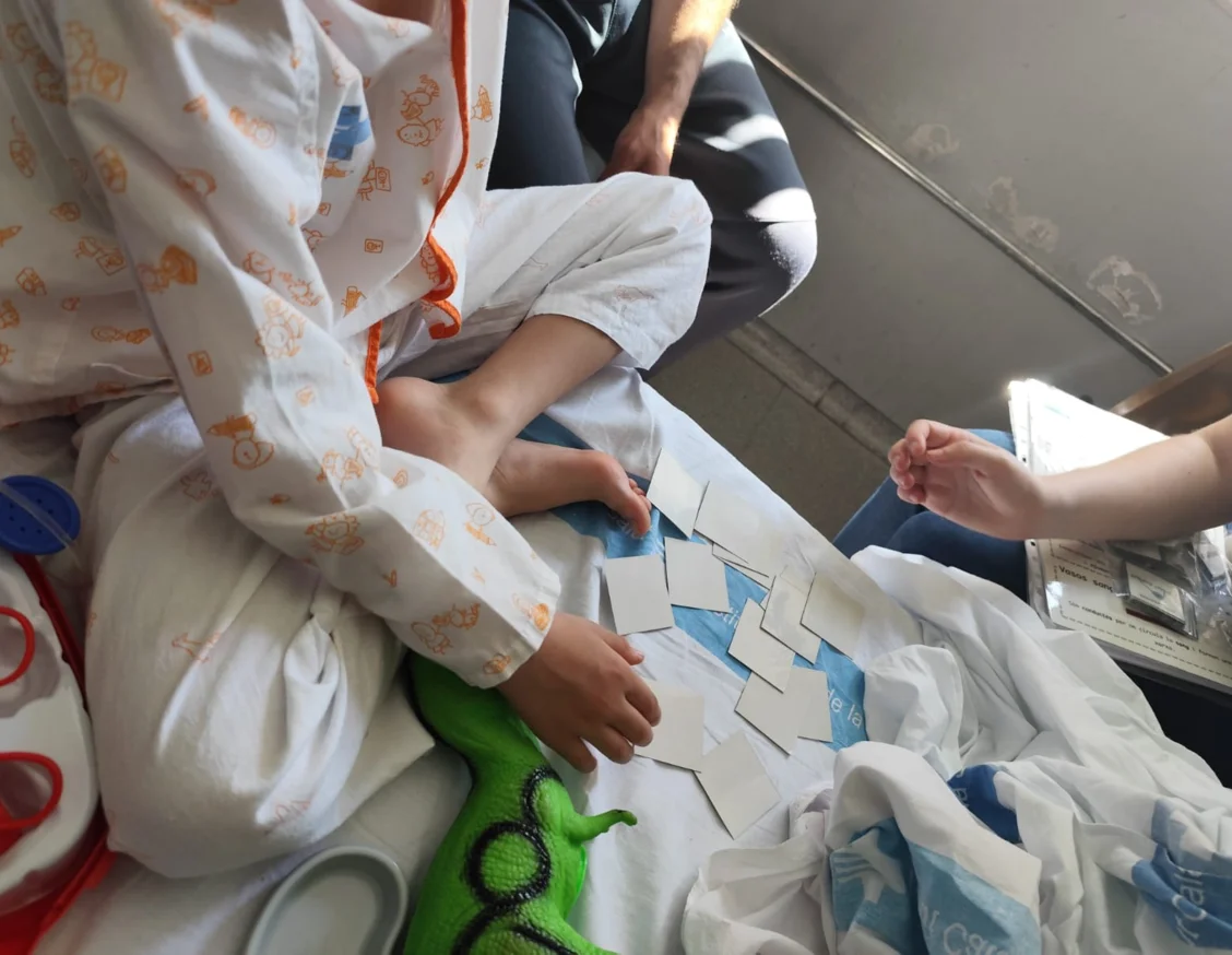 For the second year, the IRBLleida organises the workshop “Little heroes and heroines, great scientists” in the HUAV hospital classroom
