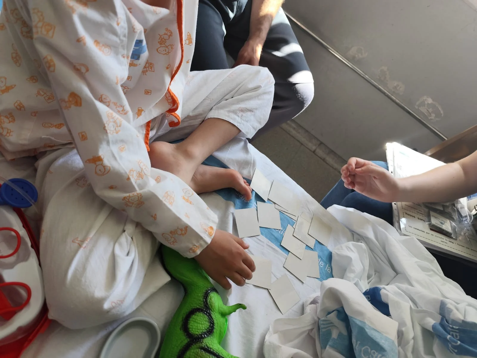 For the second year, the IRBLleida organises the workshop “Little heroes and heroines, great scientists” in the HUAV hospital classroom