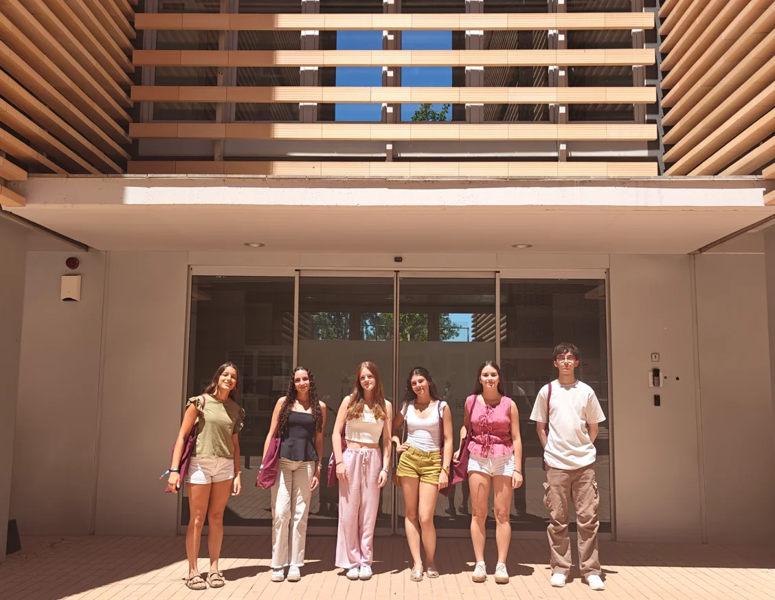Six students from the first year of the Lleida baccalaureate receive a grant from the IRBLleida for a stay at the centre