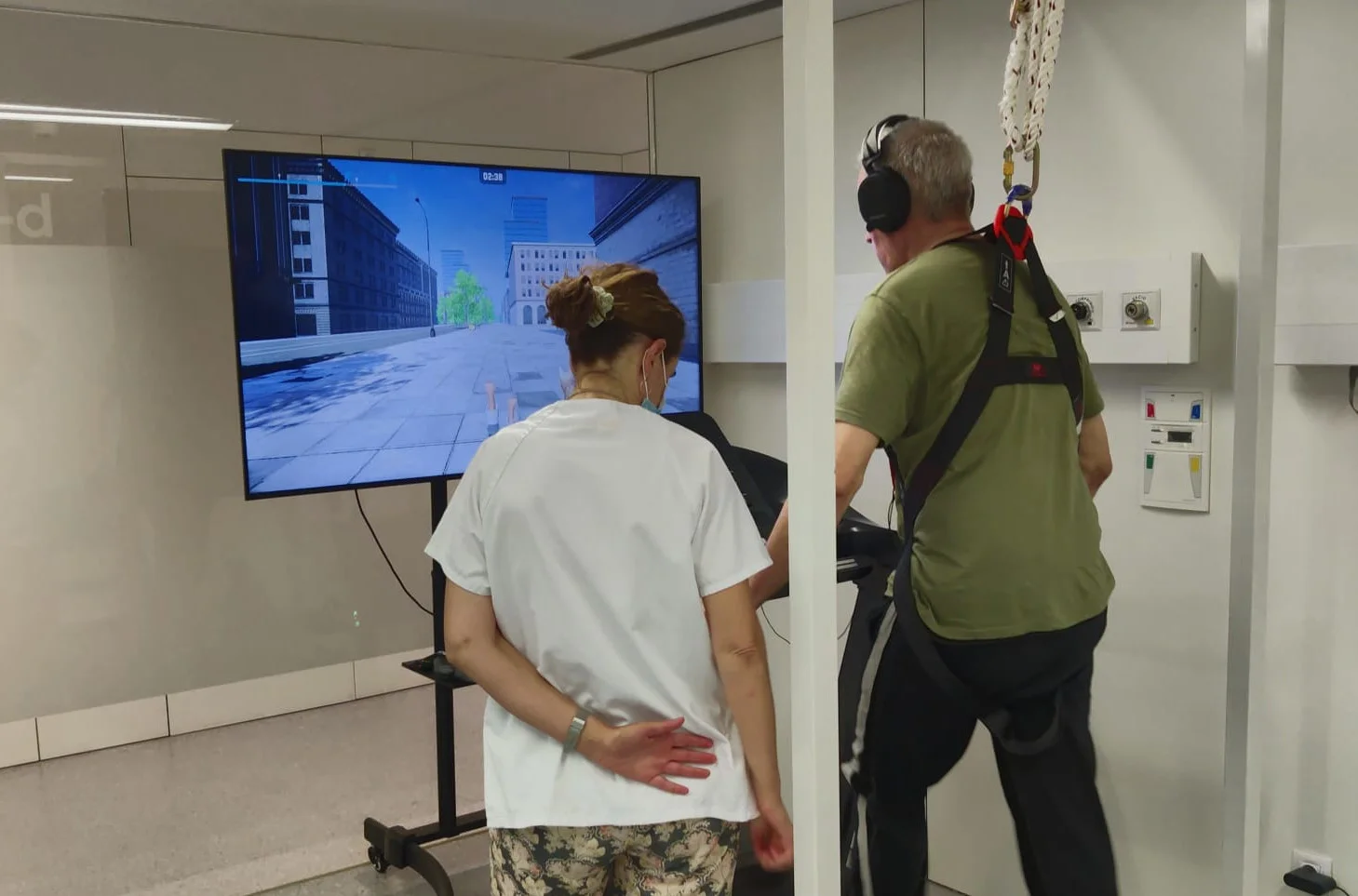 New research combines virtual reality and brain stimulation to improve balance in people with Parkinson’s disease
