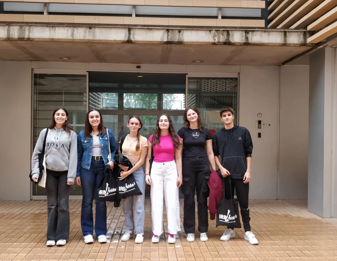Sis alumnes de primer de batxillerat de Ponent, becats per l’IRBLleida per a fer una estada al centre