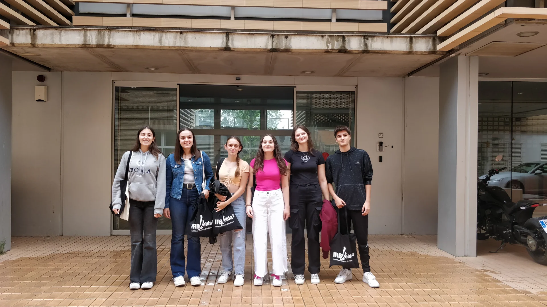 Seis alumnos de primero de bachillerato de Lleida, becados por el IRBLleida para hacer una estancia en el centro