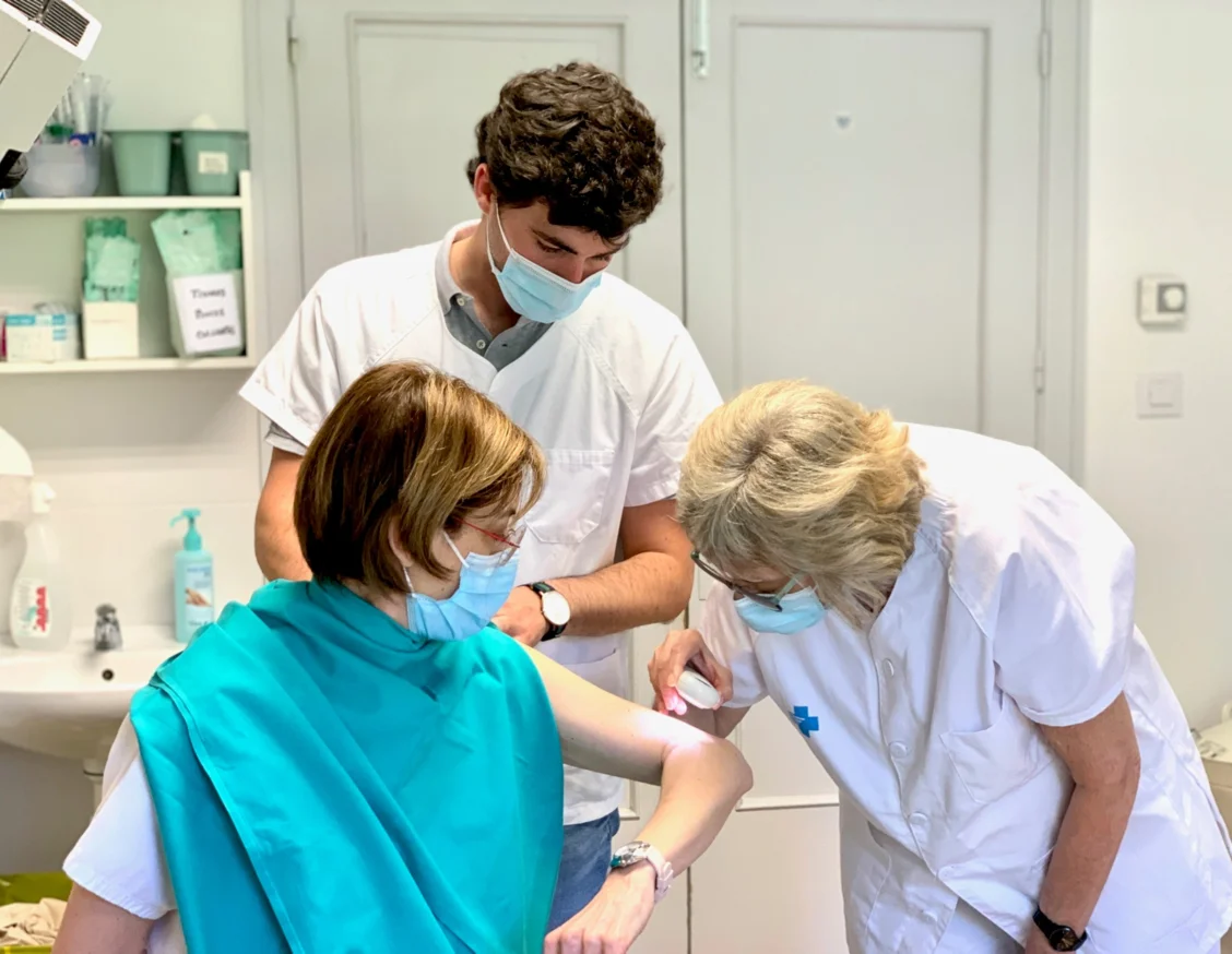 Dermatòlegs de Lleida participen en la campanya Euromelanoma 2023 sobre càncer de pell 
