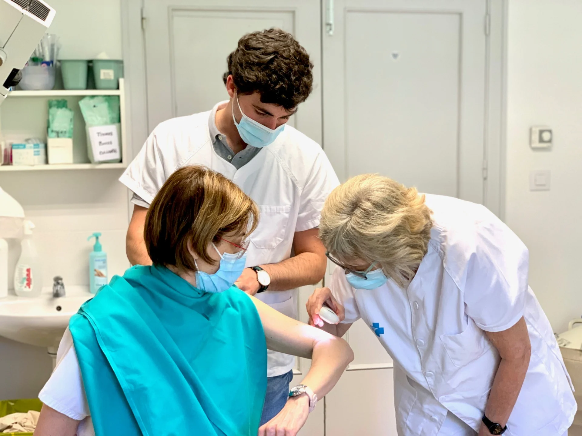 Dermatòlegs de Lleida participen en la campanya Euromelanoma 2023 sobre càncer de pell 