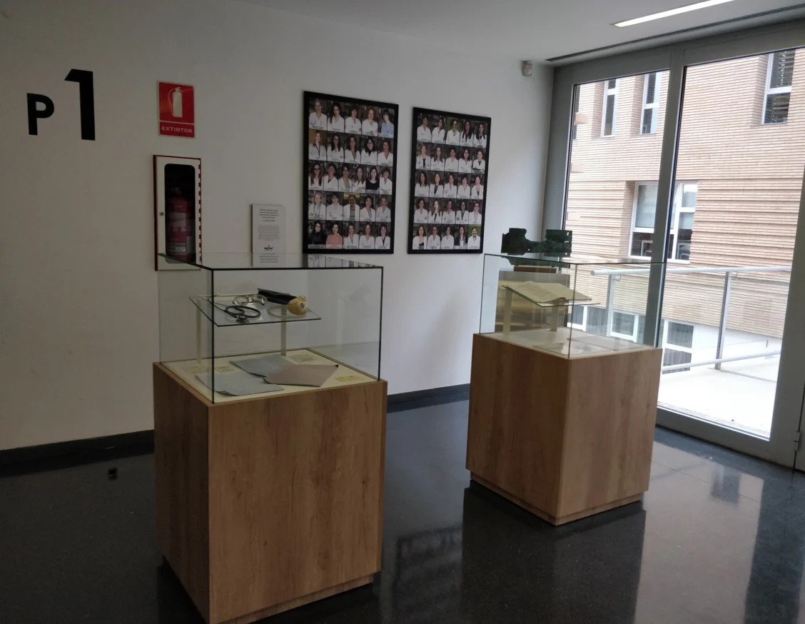 L'IRBLleida ret homenatge als doctors Roc Pifarré i Joan Oró amb dos expositors amb material dels investigadors