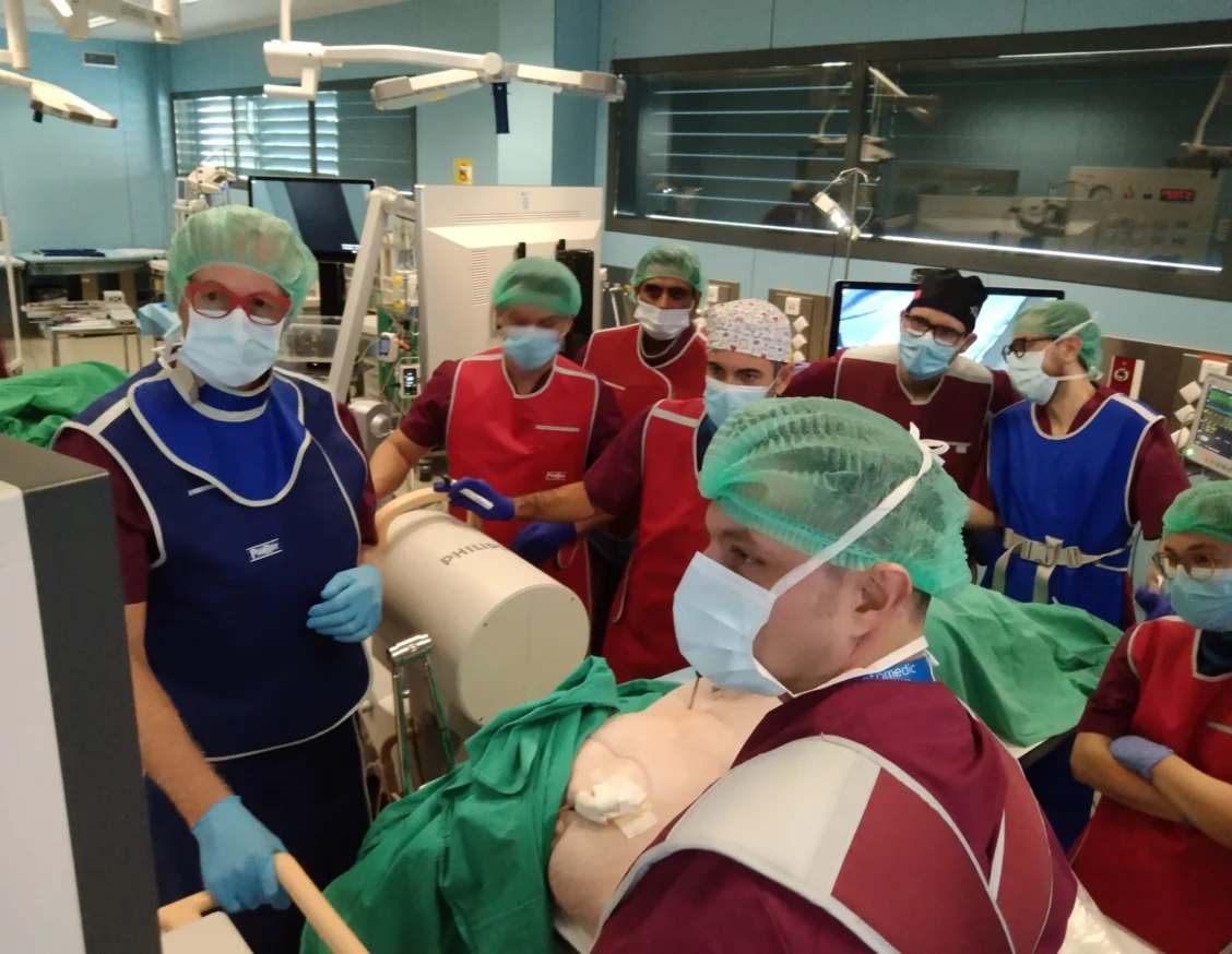 Professionals de la neurocirurgia i la traumatologia es formen a Lleida en l’ús de l’exoscopi, una tècnica més precisa per a fer intervencions