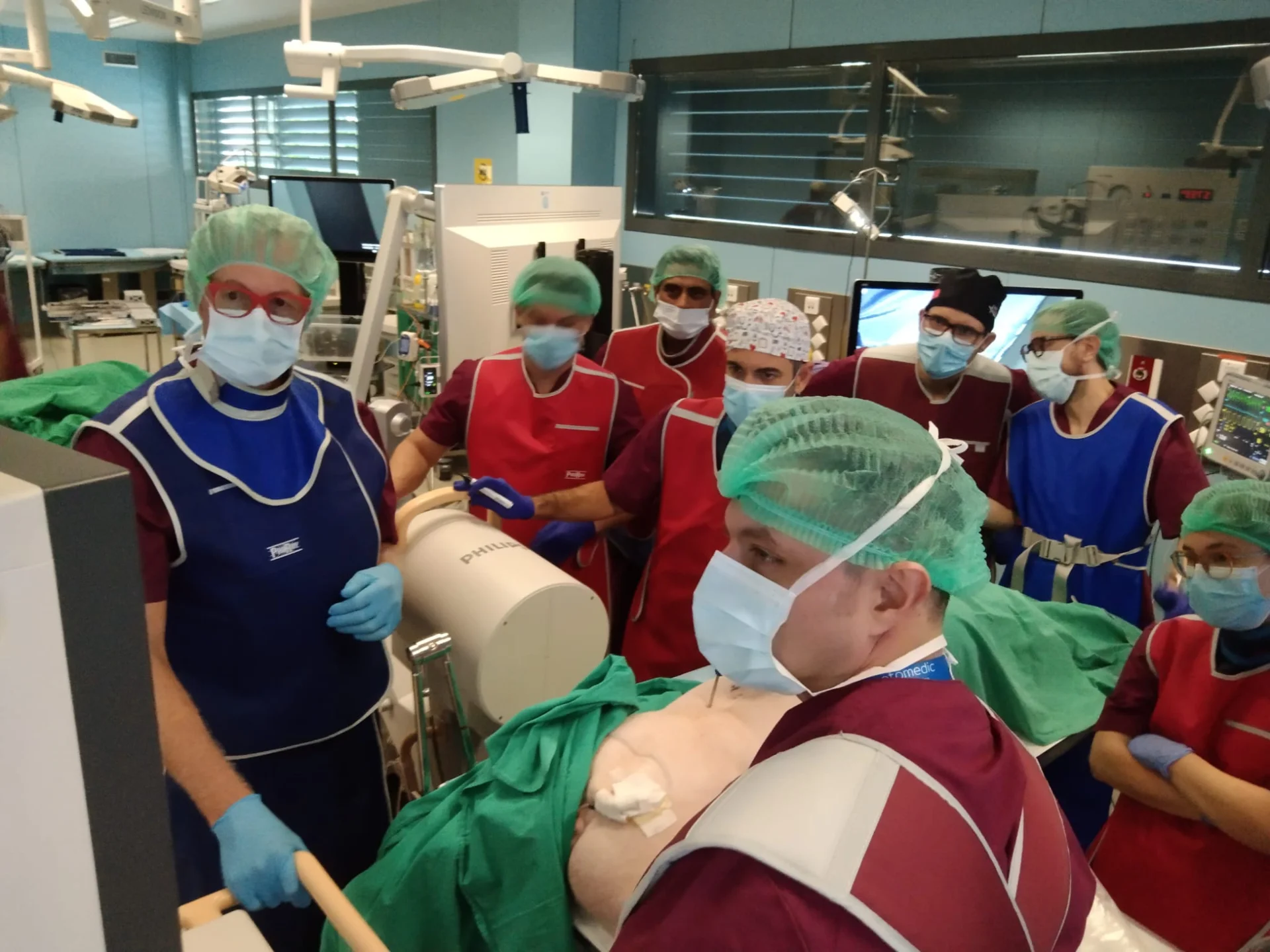 Neurosurgery and traumatology professionals are trained in Lleida in the use of the exoscope, a more precise technique for performing operations.