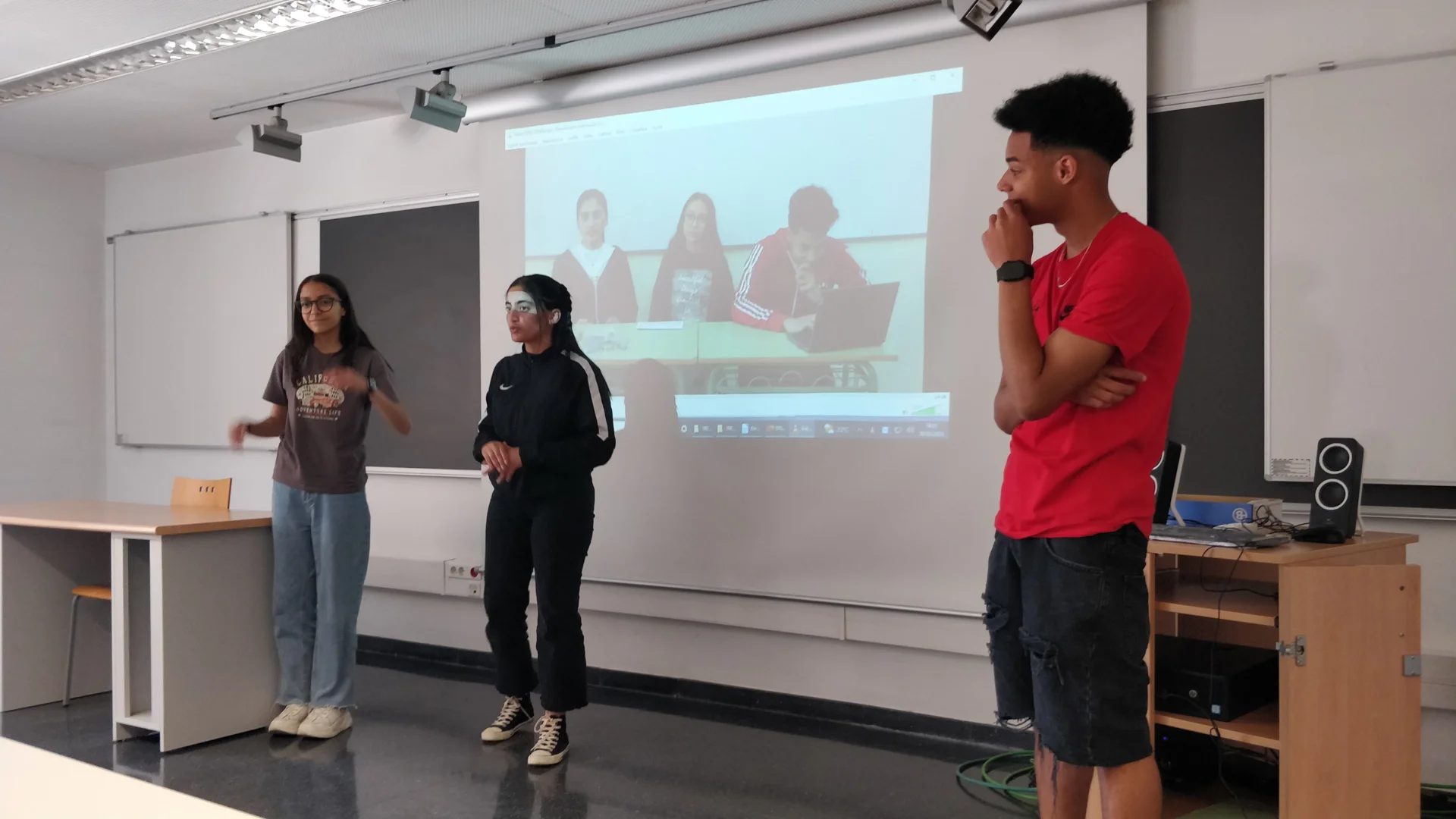 Students from Guindàvols Secondary School in Lleida present the results of the 'CiènciArt Ponent' project at IRBLleida