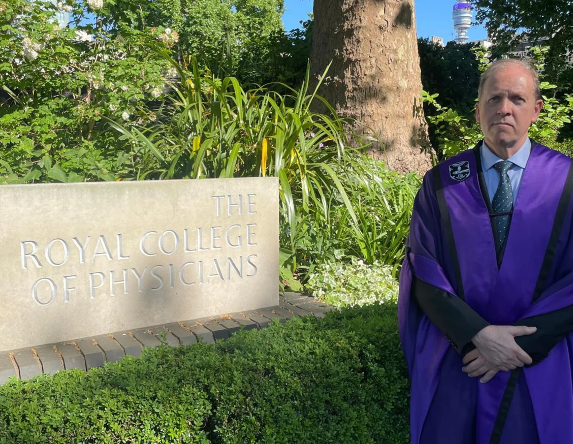 José Manuel Porcel, head of the biomarkers in cancer research group (GReBiC), distinguished in London with the title of Fellow of the Royal College of Physicians